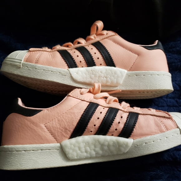👟 Like New Peach W/Black Adidas Boost uni-sex sneakers 👟 - Picture 4 of 8